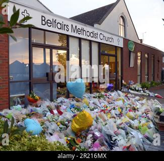 La polizia e i membri del pubblico osservano 2 minuti di silenzio al di fuori della chiesa metodista di Belfairs in Eastwood Road North, Leigh on Sea, Southend on Sea, Essex dopo che il deputato conservatore Sir David Amess è morto dopo essere stato pugnalato più volte nella sua circoscrizione chirurgica. La polizia ha detto che un uomo di 25 anni è stato arrestato per sospetto di omicidio dopo l'attacco alla chiesa di Leigh-on-Sea. Recuperarono un coltello e non cercavano nessun altro in relazione all'incidente. Foto Stock