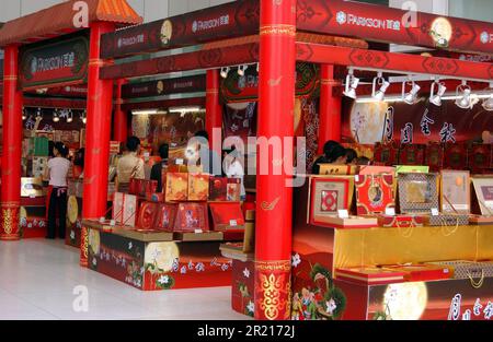 Kunming, Provincia di Yunnan, Cina: Tè e torta di luna in vendita all'avvicinarsi del festival autunnale Foto Stock