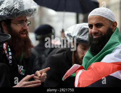 I manifestanti anti anti-Netanyahu a Whitehall, Londra, in qualità di Benjamin Netanyahu, primo ministro israeliano, visitano Downing Street venerdì 24th marzo 2023 per incontrare il primo ministro britannico Rishi Sunak. Foto Stock