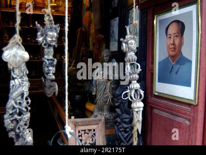 Ritratto del giovane Mao Zedong, manifestazione del culto della personalità costruito per il leader cinese. Mao Zedong (1893 - 1976), noto come Presidente Mao, è stato un rivoluzionario comunista cinese che è stato il fondatore della Repubblica popolare cinese (RPC), che ha guidato come presidente del Partito comunista cinese dalla costituzione della RPC nel 1949 fino alla sua morte nel 1976. Foto Stock