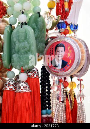 Busti di bronzo di Mao Zedong, Joseph Stalin e Adolph Hitler in una bancarella al Panjiayuan Antique Market, Pechino, Cina Foto Stock