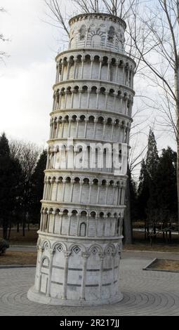 Replica della Torre di Pisa dall'Italia al Parco Mondiale di Pechino Foto Stock