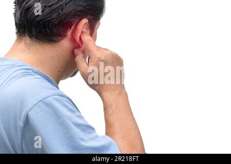 L'uomo con il mal di orecchie sta tenendo il dolore dolorante del corpo dell'orecchio o l'uomo toccare l'orecchio chiuso con il dito danneggiato soffre di dolore forte all'orecchio, isolato su bianco Foto Stock
