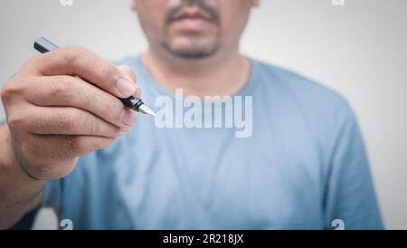 penna stilografica con mano su sfondo bianco. concetto di istruzione e business Foto Stock