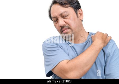 L'uomo di mezza età sente dolore al collo a causa del lavoro di fronte a un computer per un lungo periodo isolato su sfondo bianco. concetto di assistenza sanitaria Foto Stock