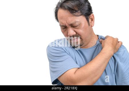 L'uomo di mezza età sente dolore al collo a causa del lavoro di fronte a un computer per un lungo periodo isolato su sfondo bianco. concetto di assistenza sanitaria Foto Stock
