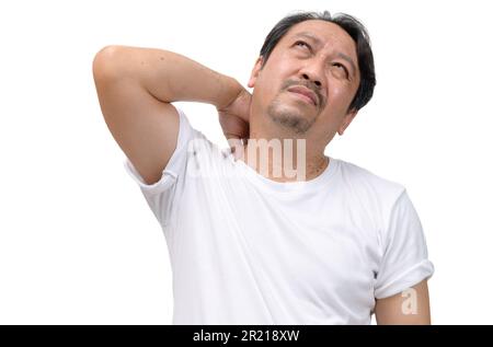 L'uomo di mezza età sente dolore al collo a causa del lavoro di fronte a un computer per un lungo periodo isolato su sfondo bianco. concetto di assistenza sanitaria Foto Stock