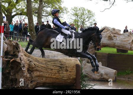 Rosalind Canter dalla Gran Bretagna cavalcando Pencos Crown Jewel nel Cross Country al Badminton Horse Trials 2023 Foto Stock