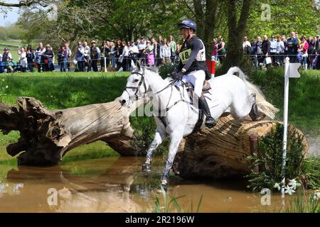 Tom Jackson dalla Gran Bretagna cavalcando Capels Hollow Drift nel Cross Country al Badminton Horse Trials 2023 Foto Stock