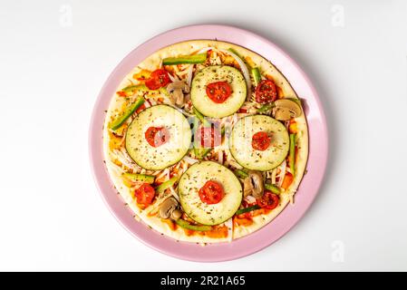 Pizza vegetale per vegetariani, con melanzane, pepe, ciliegia, pomodoro, cipolla e funghi. Foto Stock