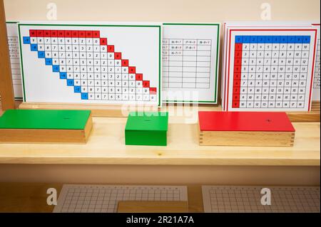 Aula di scuola materna Montessori. Il colorato materiale Montessori. Concetto di bambino imparare giocattolo Foto Stock