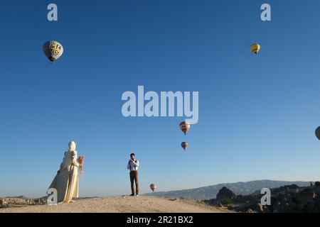 Matrimonio in Cappadocia Goreme con una giovane coppia sposata sullo sfondo di palloncini, Turchia Foto Stock