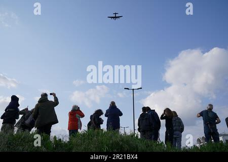 L'unico bombardiere britannico di Lancaster, PA474, partecipa alla Royal Air Force Battle of Britain Memorial Flight che sorvola Hendon per commemorare il 80th° anniversario dell'operazione Chastise, conosciuta anche come il RAID dei Dambusters, per bombardare tre dighe nel cuore industriale della Germania, la Ruhr Valley. Il volo visiterà 28 ex-Bomber Command base per segnare gli audaci attacchi alle dighe tedesche. Data immagine: Martedì 16 maggio 2023. Foto Stock