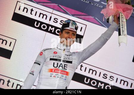 Viareggio, Italia. 16th maggio, 2023. Viareggio, Viareggio, Italia, 16 maggio 2023, Almeida - Maglia Bianca durante la 10 tappa - Scandiano - Viareggio - giro d'Italia Credit: Live Media Publishing Group/Alamy Live News Foto Stock