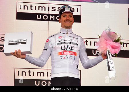 Viareggio, Italia. 16th maggio, 2023. Viareggio, Viareggio, Italia, 16 maggio 2023, Almeida - Maglia Bianca durante la 10 tappa - Scandiano - Viareggio - giro d'Italia Credit: Live Media Publishing Group/Alamy Live News Foto Stock