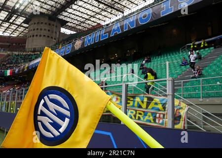 Milano, Italia. 16th maggio, 2023. Milano, 16th 2023 maggio: Inter flag durante la Semifinale di UEFA Champions League tra Inter e Milano allo Stadio San Siro di Milano. (Daniela Porcelli/SPP) Credit: SPP Sport Press Photo. /Alamy Live News Foto Stock