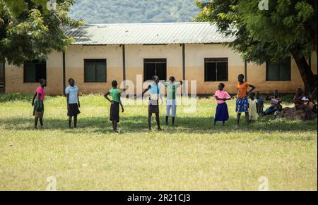 Torit, Sud Sudan-18 agosto 2021: Studenti non identificati prendono lezioni all'aperto in una scuola del Sud Sudan. Foto Stock