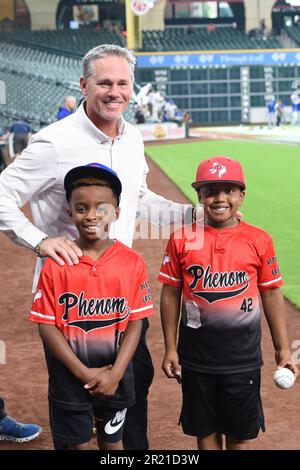 Houston Astros Hall of Famer, Craig Biggio posa con i giovani tifosi prima della partita della MLB tra i Chicago Cubs e gli Houston Astros lunedì 15 maggio Foto Stock