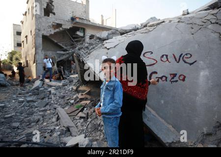 Città di Gaza, Palestina. 16th maggio 2023. I bambini palestinesi partecipano ad attività volte a sostenere la loro salute mentale vicino al sito di uno sciopero aereo israeliano a Deir al-Balah nella striscia centrale di Gaza. Questo è il seguito dei recenti combattimenti tra il gruppo militante della Jihad islamica e Israele a Gaza. Foto Stock