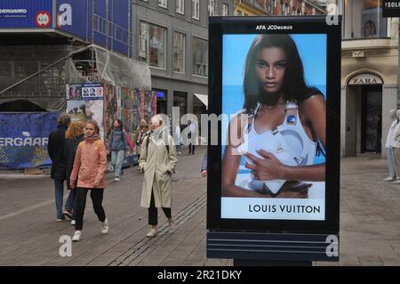 16 maggio, 2023/ persone passano da Louis Vutton cartellone sullo stroeget nella capitale danese Copenhagen Danimarca. (Foto.Francis Joseph Dean/immagini del decano) Foto Stock