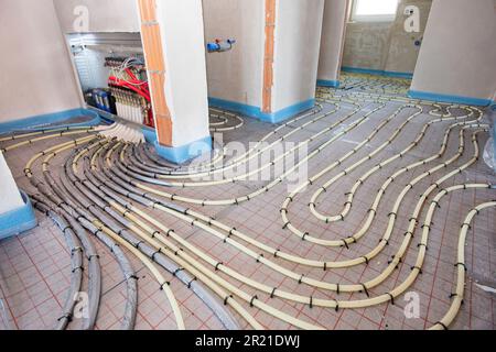 impianto di riscaldamento a pavimento in costruzione di una nuova casa residenziale Foto Stock