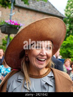 Nuenen, Niederlande. 16th maggio, 2023. La regina Maxima dei Paesi Bassi parte dal Van Gogh Village Museum di Nuenen, il 16 maggio 2023, dopo aver aperto il museo ristrutturato. Van Gogh visse a Nuenen tra dicembre 1883 e novembre 1885 e dipinse circa un quarto della sua opera. Credito: Albert Nieboer/Netherlands OUT/Point de Vue OUT/dpa/Alamy Live News Foto Stock