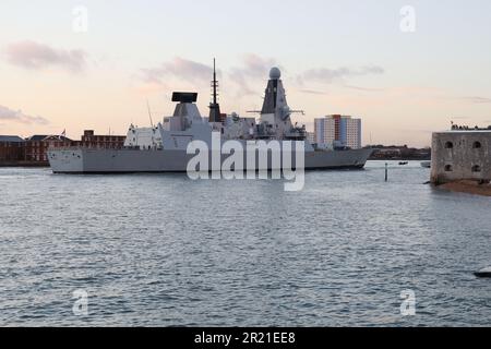 Il cacciatorpediniere Royal Navy Type 45 HMS DIAMOND arriva alla base navale Foto Stock