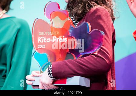 Berlino, Germania. 16th maggio, 2023. Il trofeo del Kita Award tedesco viene consegnato sul palco. Credit: Christoph Soeder/dpa/Alamy Live News Foto Stock