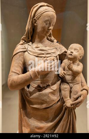 Parigi, Francia - 05 13 2023: Museo del Louvre. Scultura la Vergine Maria con il Bambino di Cristo scolpito da Michel Colombe Foto Stock