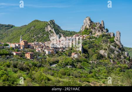 Veduta panoramica di Pennadomo, bellissimo paese della provincia di Chieti, Abruzzo, Italia centrale. Foto Stock