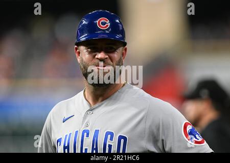 Il primo allenatore di base dei Chicago Cubs Mike Napoli (55) durante la partita di MLB tra i Chicago Cubs e gli Houston Astros lunedì 15 maggio 2023 al minuto Foto Stock