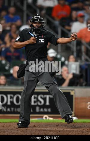 Home Plate umpire umpire Edwin Moscoso (32) chiama un terzo attacco durante la partita di MLB tra i Chicago Cubs e gli Houston Astros lunedì 15 maggio Foto Stock