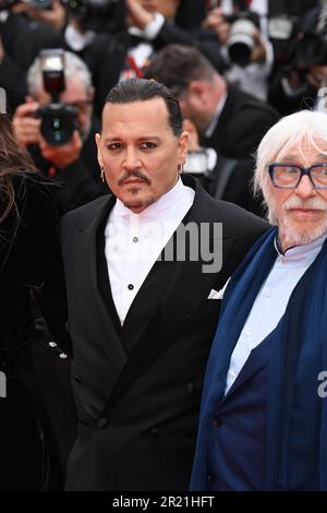 Johnny Depp (a sinistra) e Pierre Richard, che hanno partecipato alla prima Jeanne du Barry durante il Festival del Cinema di Cannes 76th a Cannes, Francia. Data immagine: Martedì 16 maggio 2023. Il credito fotografico dovrebbe essere: Doug Peters/PA Wire Foto Stock