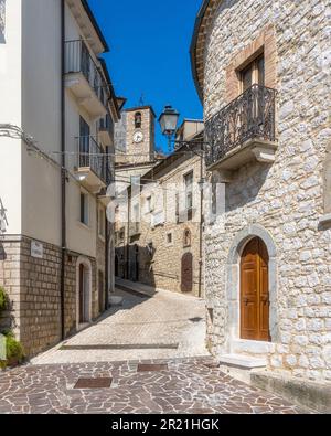 Veduta panoramica di Pennadomo, bellissimo paese della provincia di Chieti, Abruzzo, Italia centrale. Foto Stock