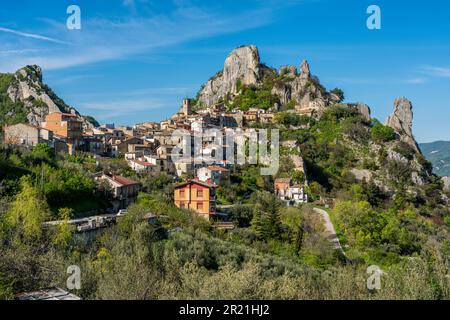 Veduta panoramica di Pennadomo, bellissimo paese della provincia di Chieti, Abruzzo, Italia centrale. Foto Stock