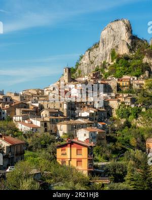 Veduta panoramica di Pennadomo, bellissimo paese della provincia di Chieti, Abruzzo, Italia centrale. Foto Stock