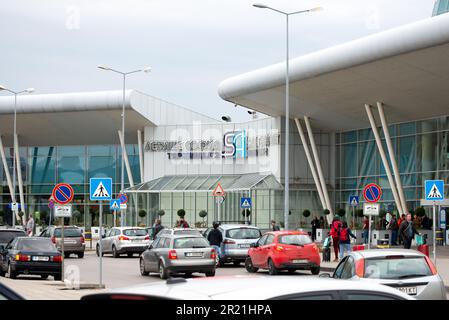 Al di fuori dell'aeroporto di Sofia, traffico di auto e di fuori di Sofia, Bulgaria, Europa orientale, Balcani, UE Foto Stock