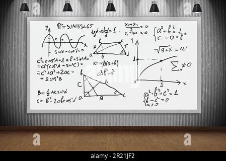Disegno di formule matematiche su banner in classe con quattro lampade Foto Stock