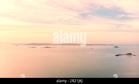 Vista aerea di Xiamen, provincia di Fujian, Cina in serata, con uno splendido paesaggio del mare e delle isole circostanti Foto Stock