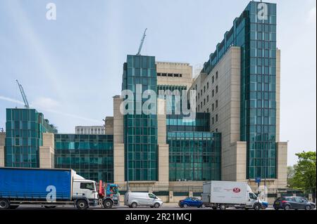 Esterno del SIS Building o MI6 Building, sede dei servizi segreti di Vauxhall Cross, Vauxhall, Londra, Inghilterra, Regno Unito Foto Stock