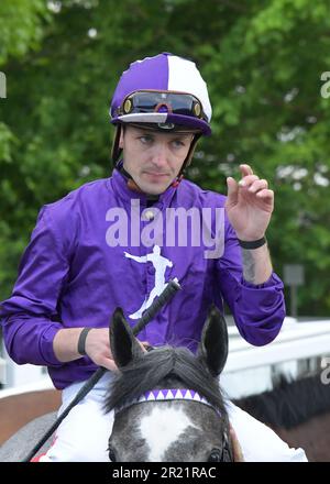 Londra, Regno Unito. 16th maggio 2023. Kevin Stott saluta la folla nel recinto dei vincitori dopo aver vinto il 17:40 su aggraziato Thunder a Sandown Park Racecourse, Regno Unito. Credit: Paul Blake/Alamy Live News. Foto Stock