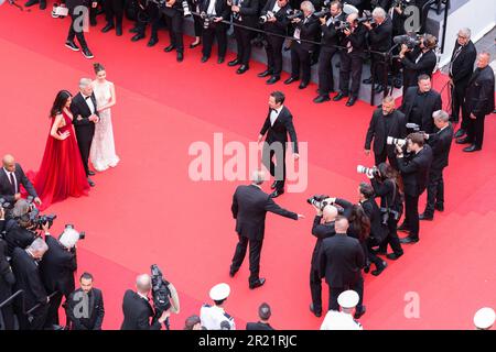 Cannes, Francia. 16th maggio, 2023. Attore E onorario STATUNITENSE Palme d'Or del 76th Festival de Cannes Michael Douglas (C) arriva con sua moglie l'attrice britannica Catherine Zeta-Jones (L) e la figlia Carys per la Jeanne du Barry Screening & Opening cerimonia di presentazione del tappeto rosso al 76th° festival annuale di Cannes al Palais des Festivals 16 maggio 2023 a Cannes, Francia. Photo by David Boyer/ABACAPRESS.COM Credit: Abaca Press/Alamy Live News Foto Stock