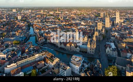 Gand Belgium Aerial Flying sulla zona del centro con vedute della città della chiesa al tramonto - 2022 ottobre Foto Stock