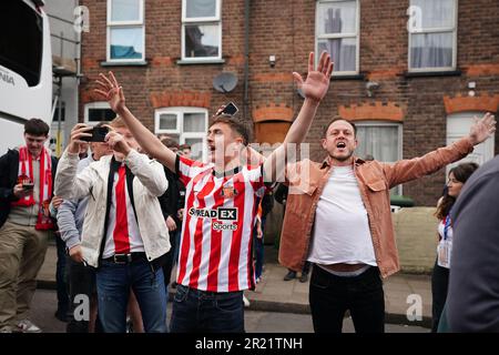 I fan di Sunderland arrivano fuori terra prima della partita di seconda gamba del Campionato Sky Bet a Kenilworth Road, Luton. Data immagine: Martedì 16 maggio 2023. Foto Stock