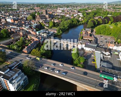 Vista aerea della città di Hereford Herefordshire UK che mostra il ponte A49 ( primo piano ) attraverso il fiume Wye con un vecchio ponte medievale dietro, presa nel maggio 2023 Foto Stock