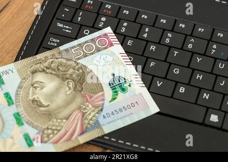 Commercio elettronico, Polonia, denaro su tastiera tablet, banconote da 500 zloty polacche, acquisti e negozi online, concept, mercato online, pagamenti e divieto Foto Stock