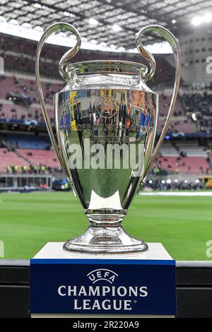 Milano, Italia. 16th maggio, 2023. Il trofeo è esposto prima della partita di calcio della UEFA Champions League tra FC Internazionale e AC Milan allo stadio San Siro di Milano (Italia), 16th 2023 maggio. Credit: Insidefoto di andrea staccioli/Alamy Live News Foto Stock