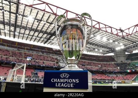Milano, Italia. 16th maggio, 2023. Il trofeo è esposto prima della partita di calcio della UEFA Champions League tra FC Internazionale e AC Milan allo stadio San Siro di Milano (Italia), 16th 2023 maggio. Credit: Insidefoto di andrea staccioli/Alamy Live News Foto Stock