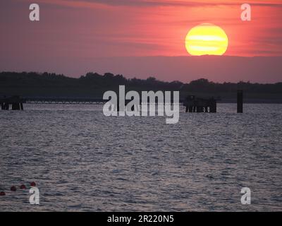 Sheerness, Kent, Regno Unito. 16th maggio, 2023. Meteo nel Regno Unito: Sunset in Sheerness, Kent. Credit: James Bell/Alamy Live News Foto Stock