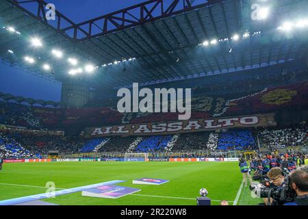 Milano, Italia. 16th maggio, 2023. Coreografia AC Milan durante la semifinale della UEFA Champions League tra FC Internazionale e AC Milan allo Stadio San Siro di Milano il 16 maggio 2023. Credit: Giuseppe Maffia/Alamy Live News Foto Stock